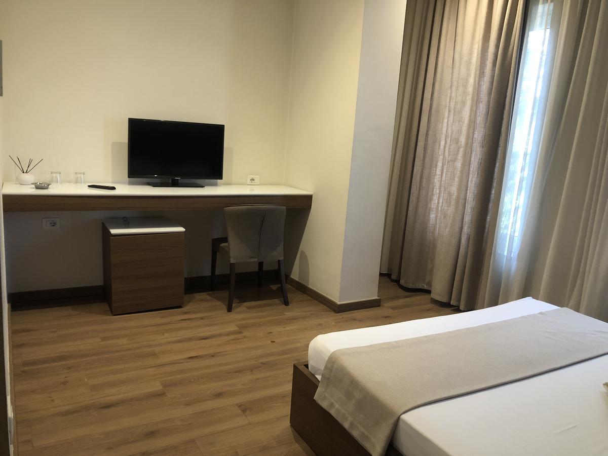 Soleo Hotel Tirana Esterno foto