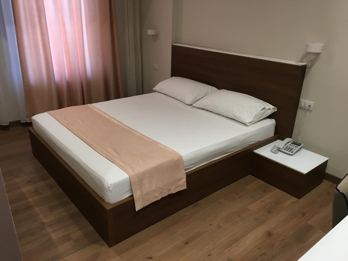 Soleo Hotel Tirana Esterno foto